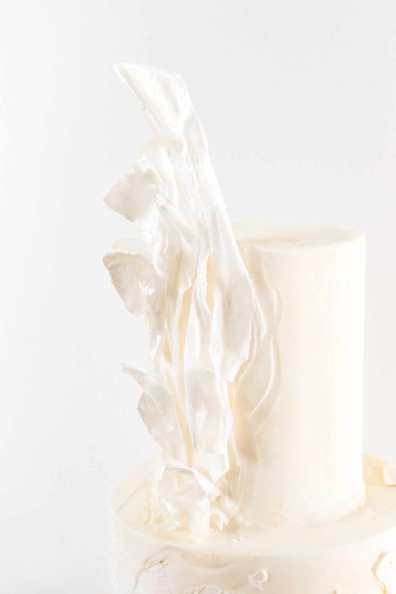 Contemporary wedding cake with white flame and dreamy ethereal look